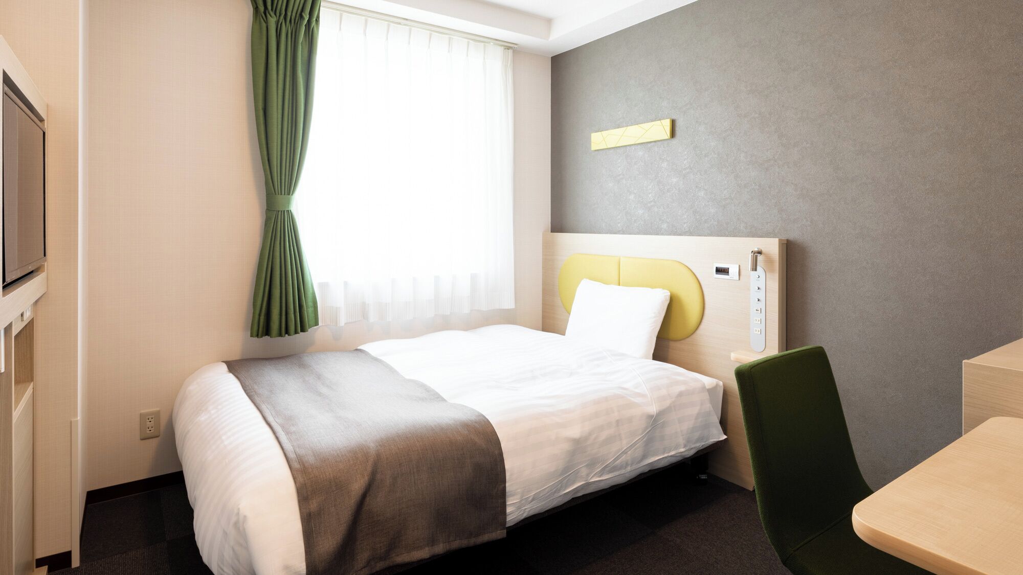 Premium bedding, in-room safe, desk, blackout drapes