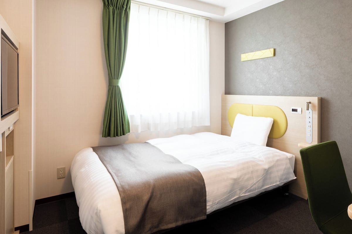 Premium bedding, in-room safe, desk, blackout drapes