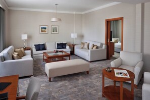 Suite Royal, 1 cama King size, para fumadores | Sala de estar | Televisión de pantalla plana de 32 pulgadas con canales vía satélite 