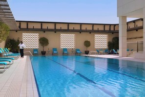 Piscina a l'aire lliure (horari: 06:00-23:00), para-sols i gandules 
