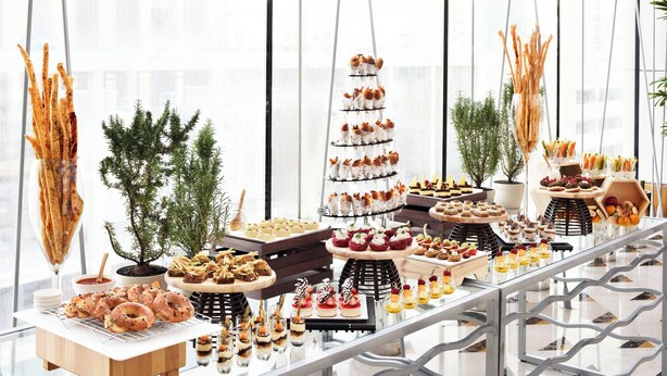 Un buffet proposant une variété de plats présentés sur plusieurs niveaux et tables.