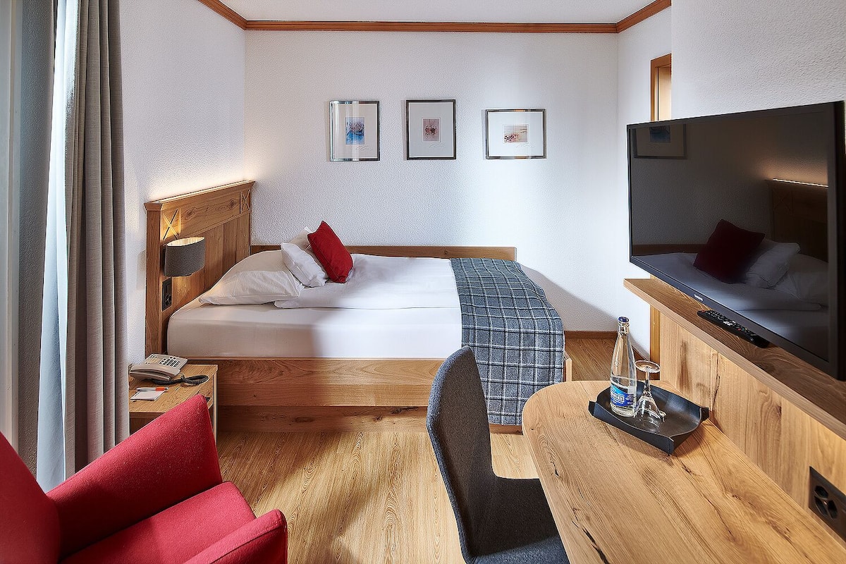 single room | minibar, in-room safe, desk, soundproofing