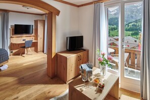 Triple Room | Minibar, in-room safe, desk, soundproofing - Hotel Bristol - Relais du Silence (Adelboden)