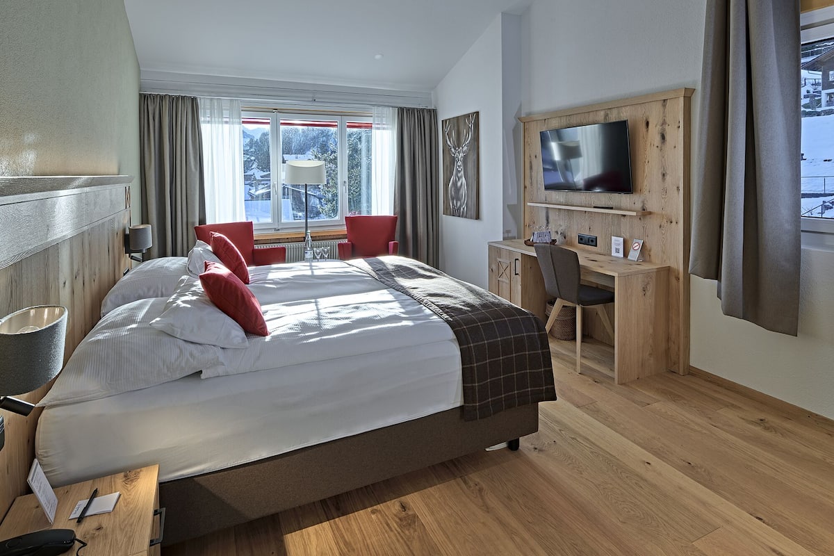 double room (mountain view - south) | minibar, in-room safe, desk, soundproofing