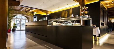 2 restaurants, breakfast, lunch, dinner served; international cuisine