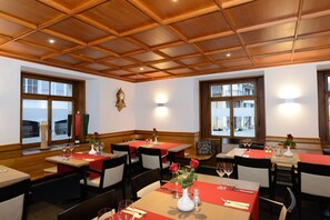 2 Restaurants, Frühstück, Mittagessen, Abendessen, internationale Küche