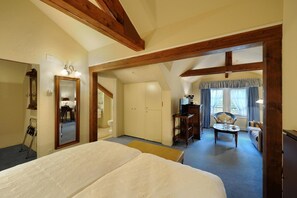 Frigobar, cofres nos quartos, quartos à prova de som