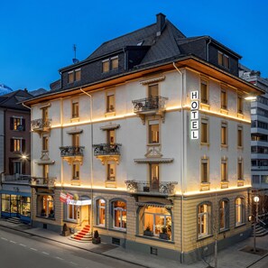 Fassade der Unterkunft – Abend/Nacht