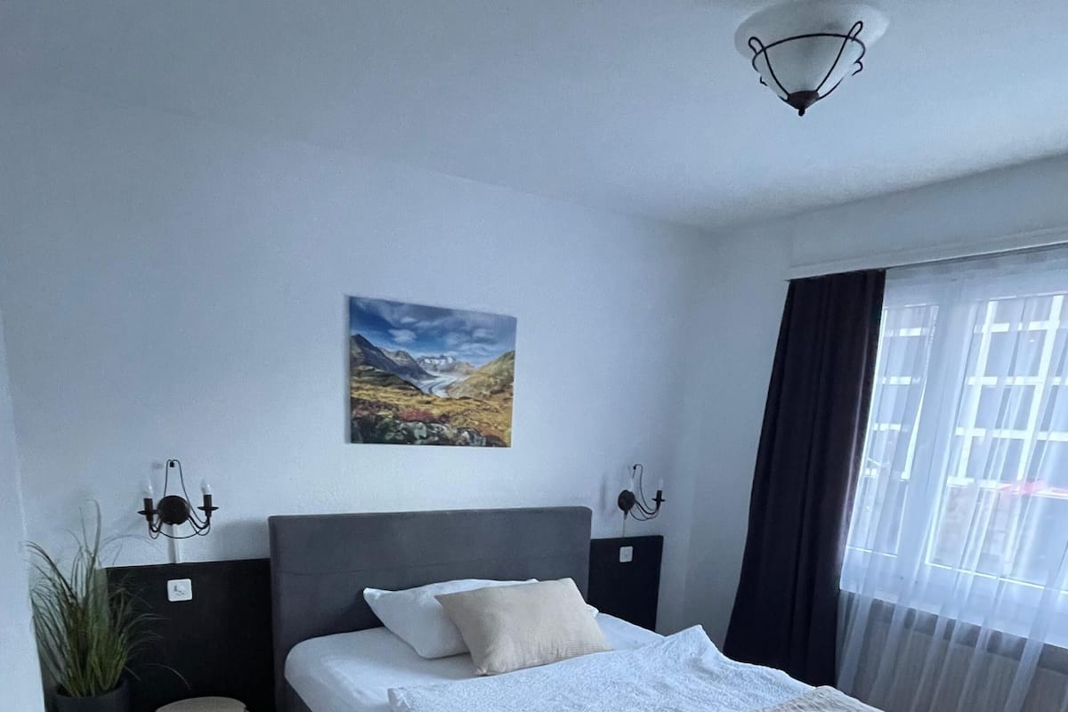 Escritorio, wifi gratis y ropa de cama