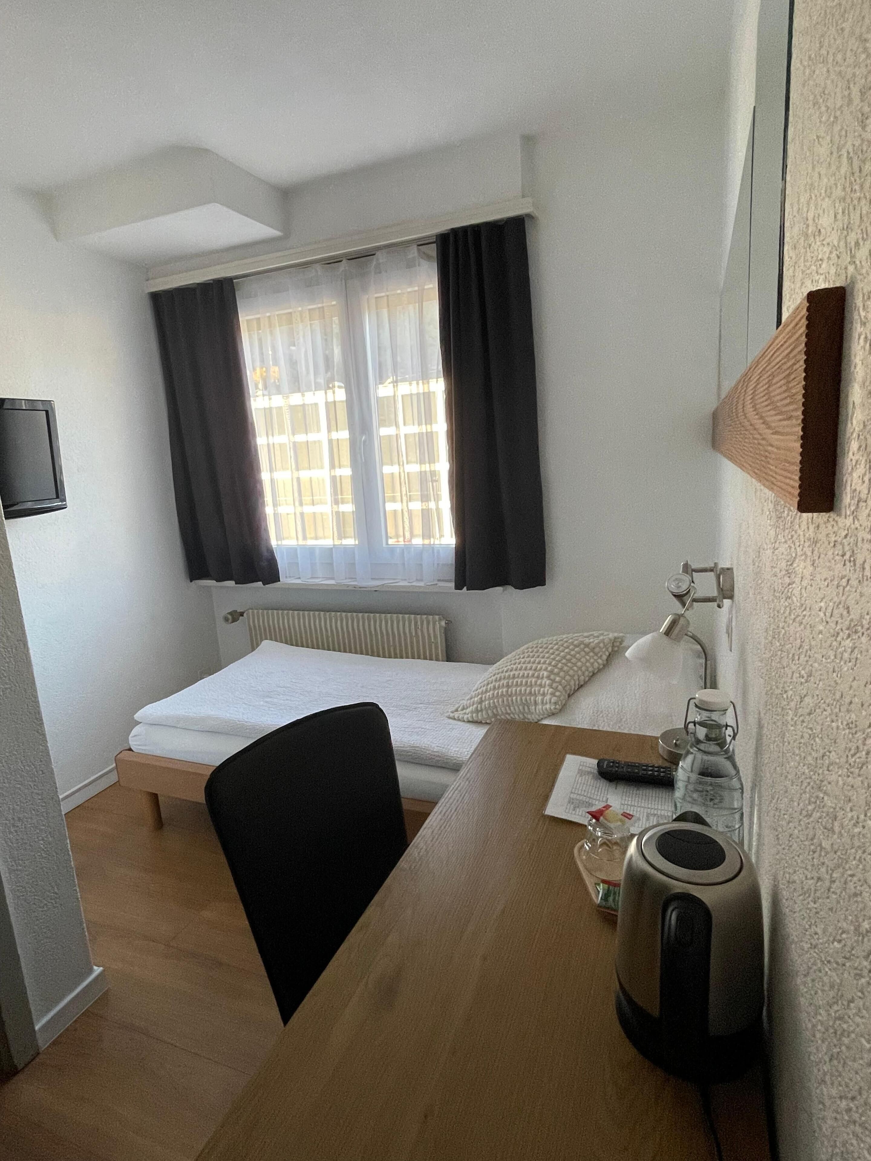 Basic-Einzelzimmer (Budget) | Schreibtisch, kostenloses WLAN, Bettwäsche