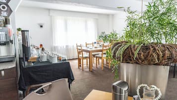 Petit déjeuner buffet (16 CHF par personne)