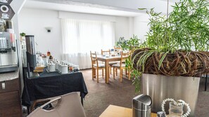 Se ofrece un desayuno bufé todos los días (16 CHF por persona)