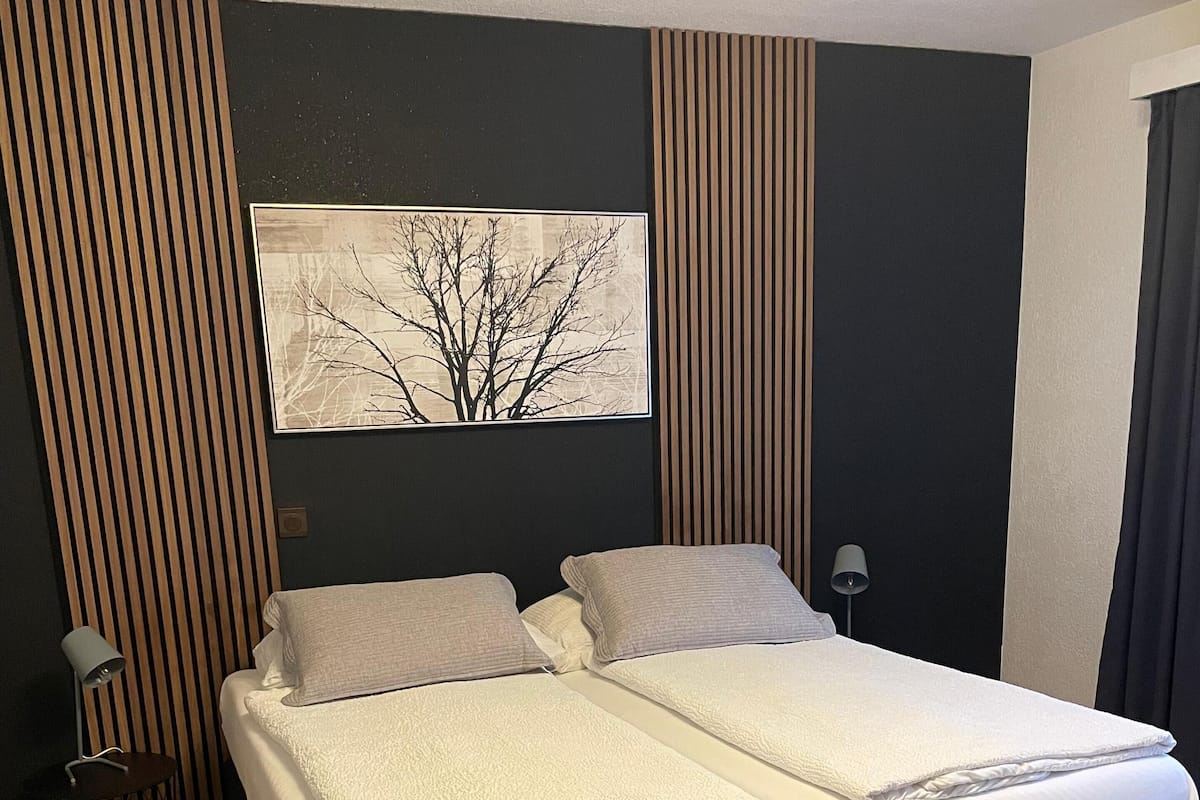 Habitación básica doble | Escritorio, wifi gratis y ropa de cama
