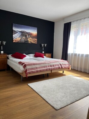 Family Room | Desk, free WiFi, bed sheets - Hotel Europe Garni (Brig)