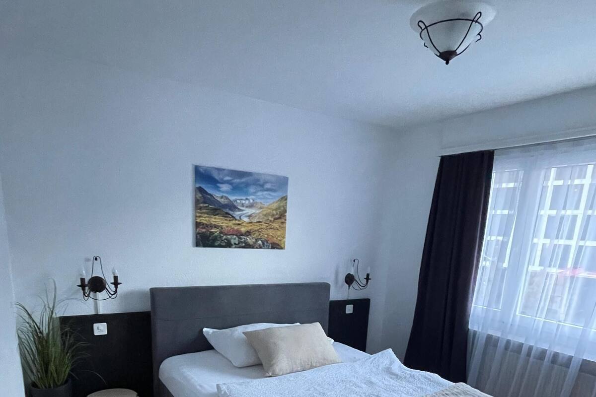 Escritorio, wifi gratis y ropa de cama