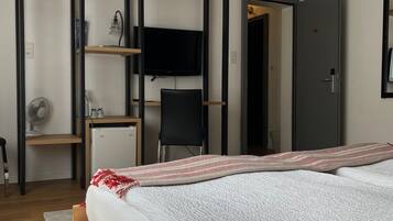 Family Room | Desk, free WiFi, bed sheets