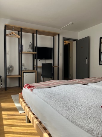 家庭房 | 办公桌、免费 WiFi、床单