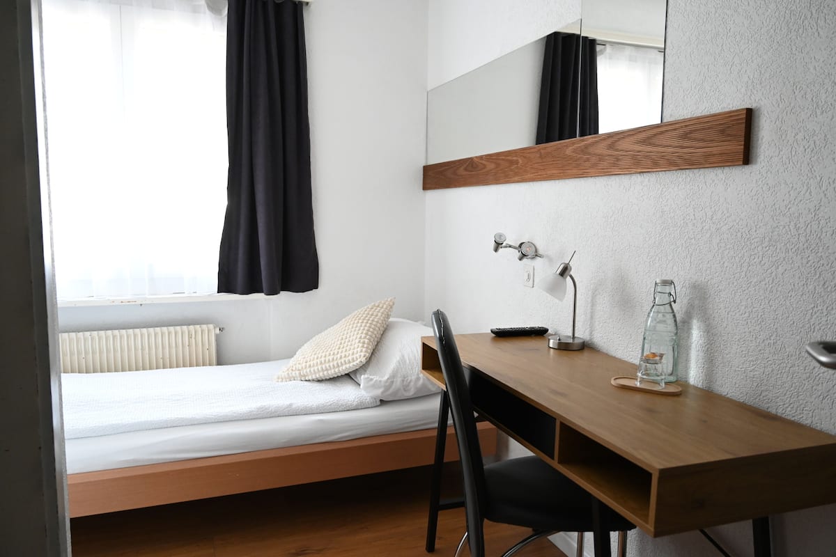 Escritorio, wifi gratis y ropa de cama