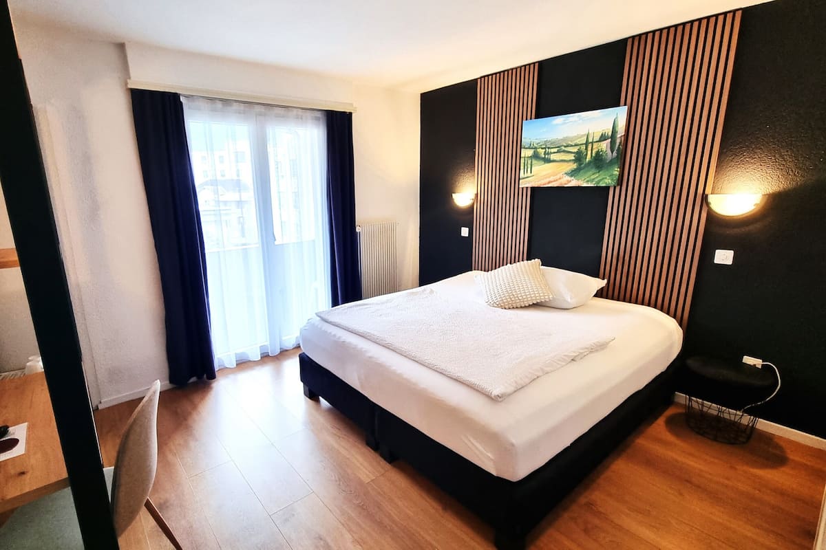 Escritorio, wifi gratis y ropa de cama