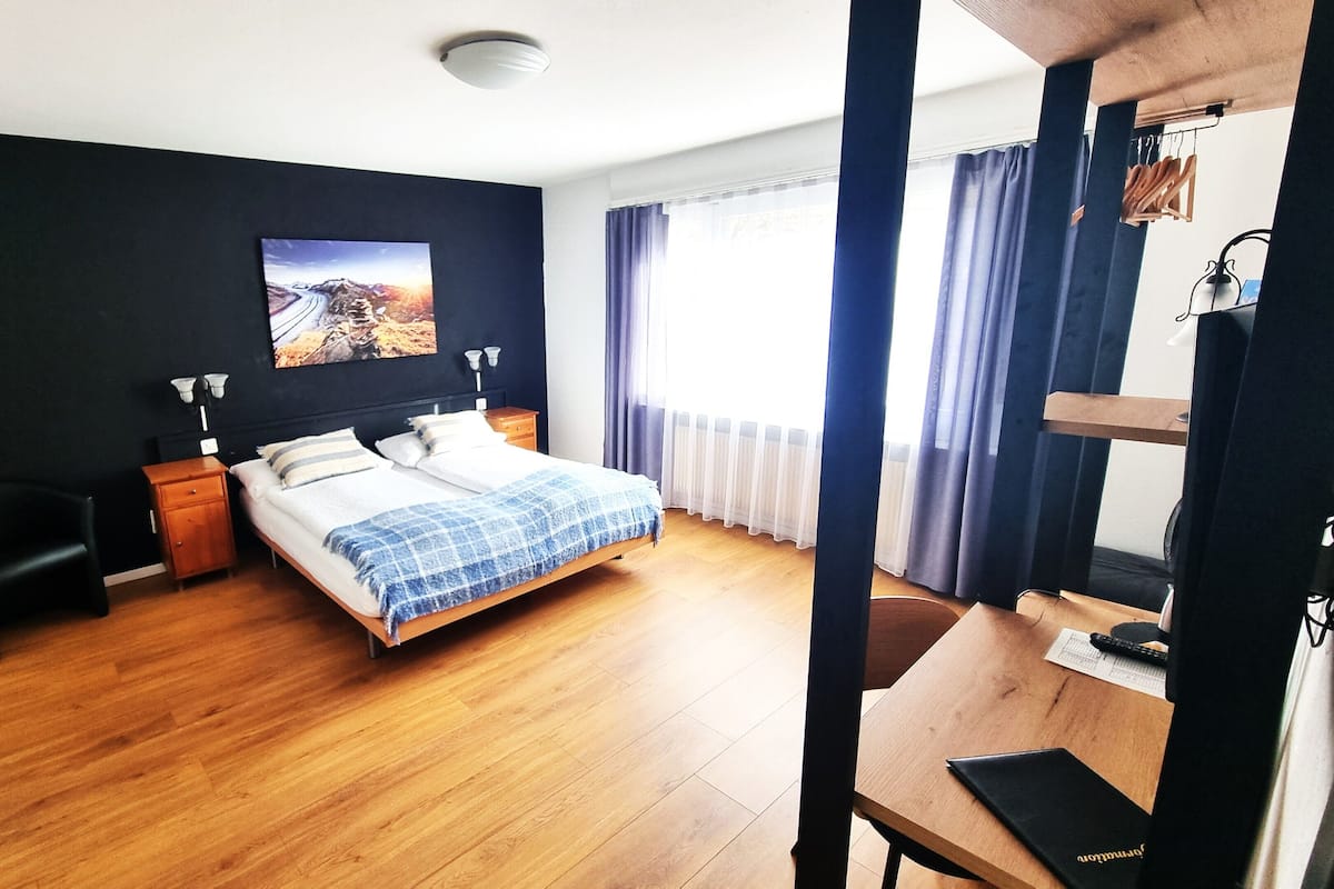 Escritorio, wifi gratis y ropa de cama
