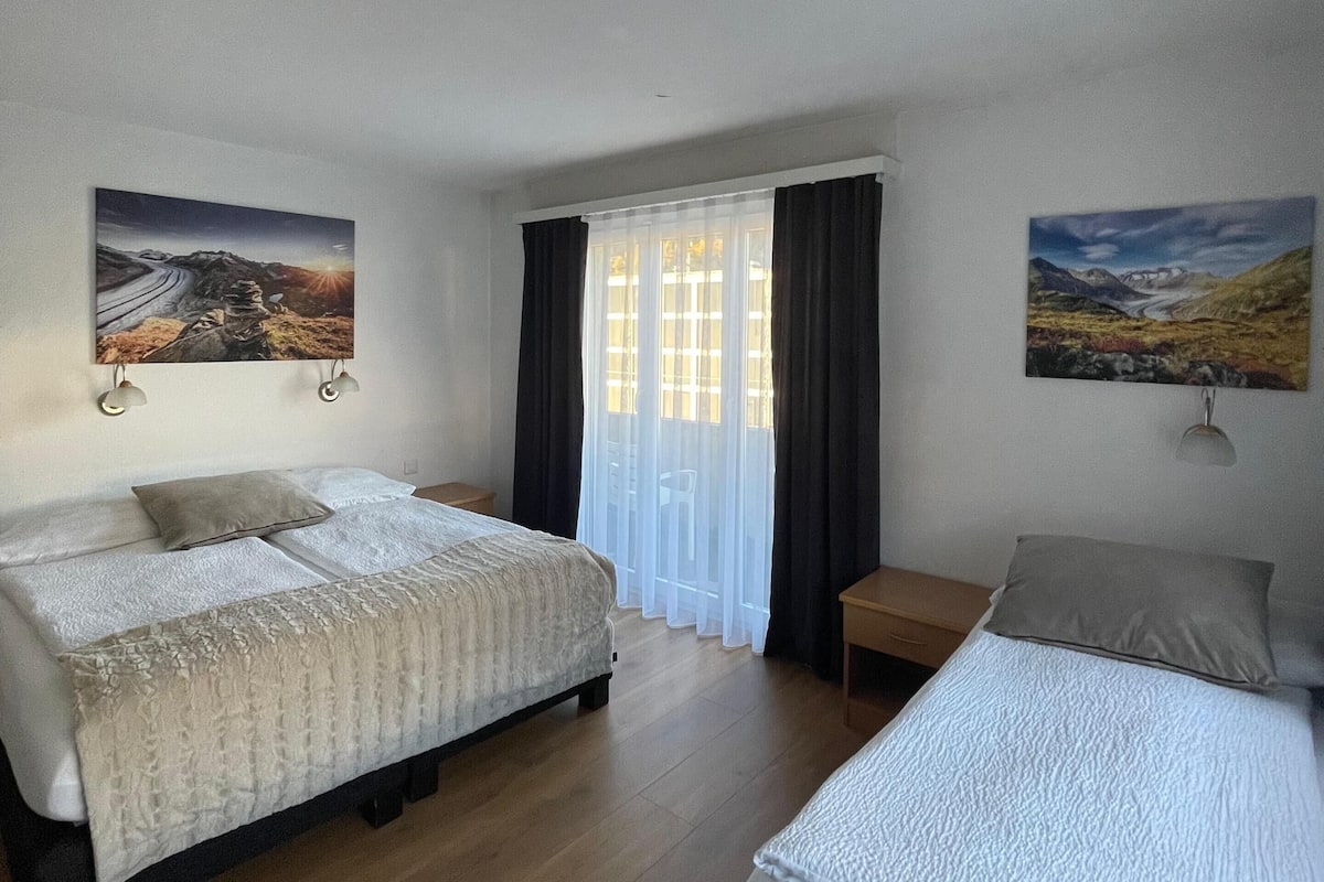 Habitación triple superior | Escritorio, wifi gratis y ropa de cama