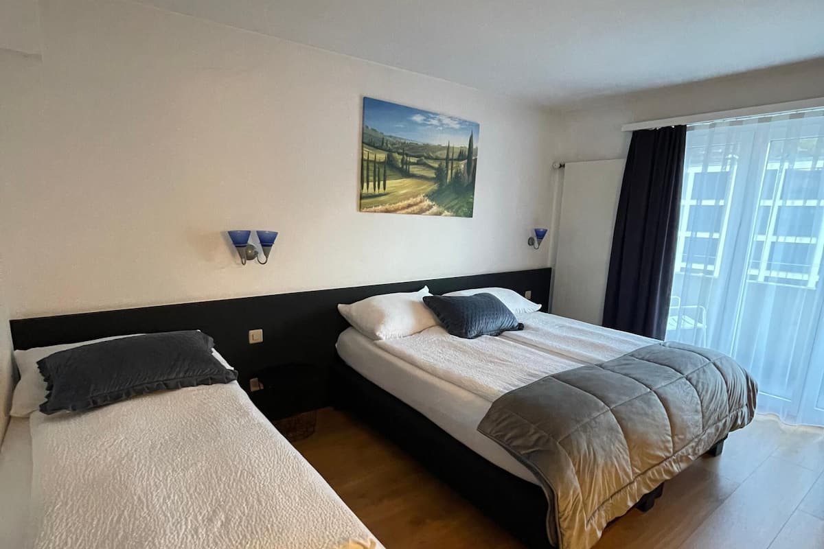 Habitación triple | Escritorio, wifi gratis y ropa de cama