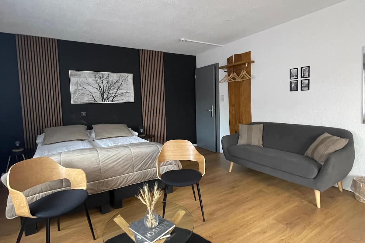 Habitación doble Deluxe, balcón | Escritorio, wifi gratis y ropa de cama