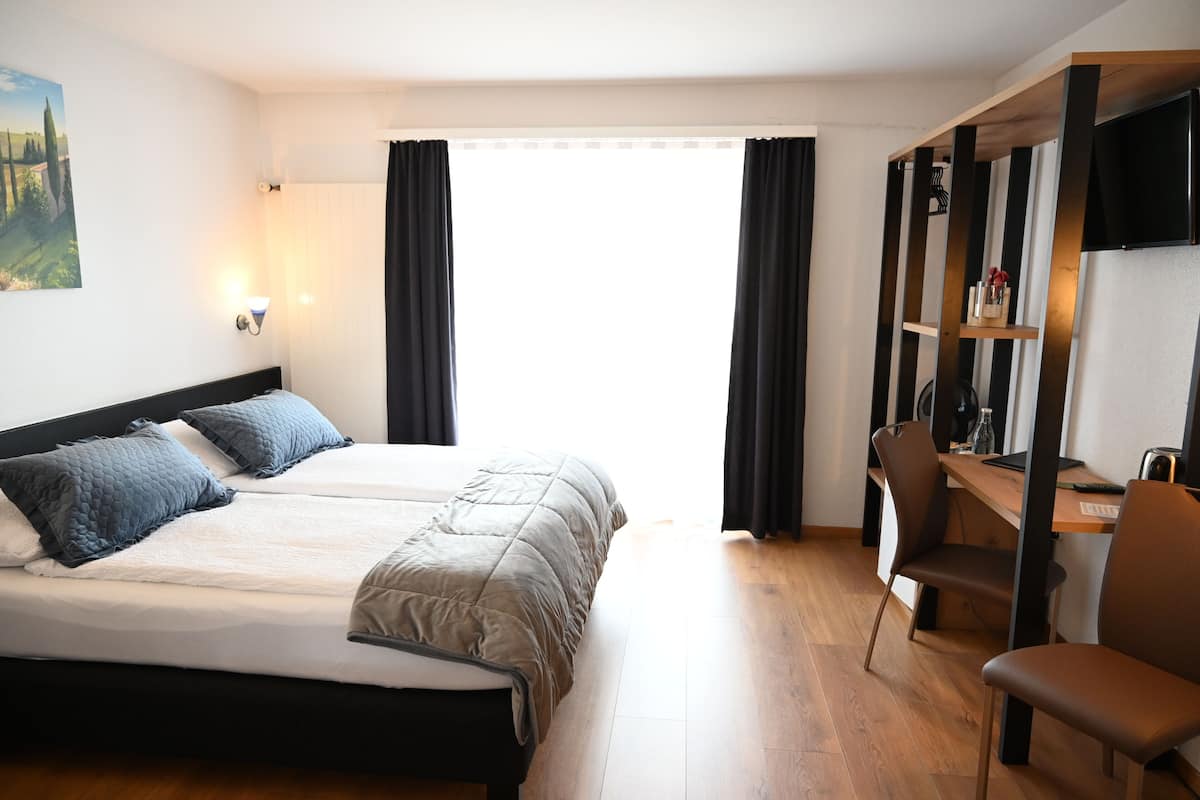 Escritorio, wifi gratis y ropa de cama