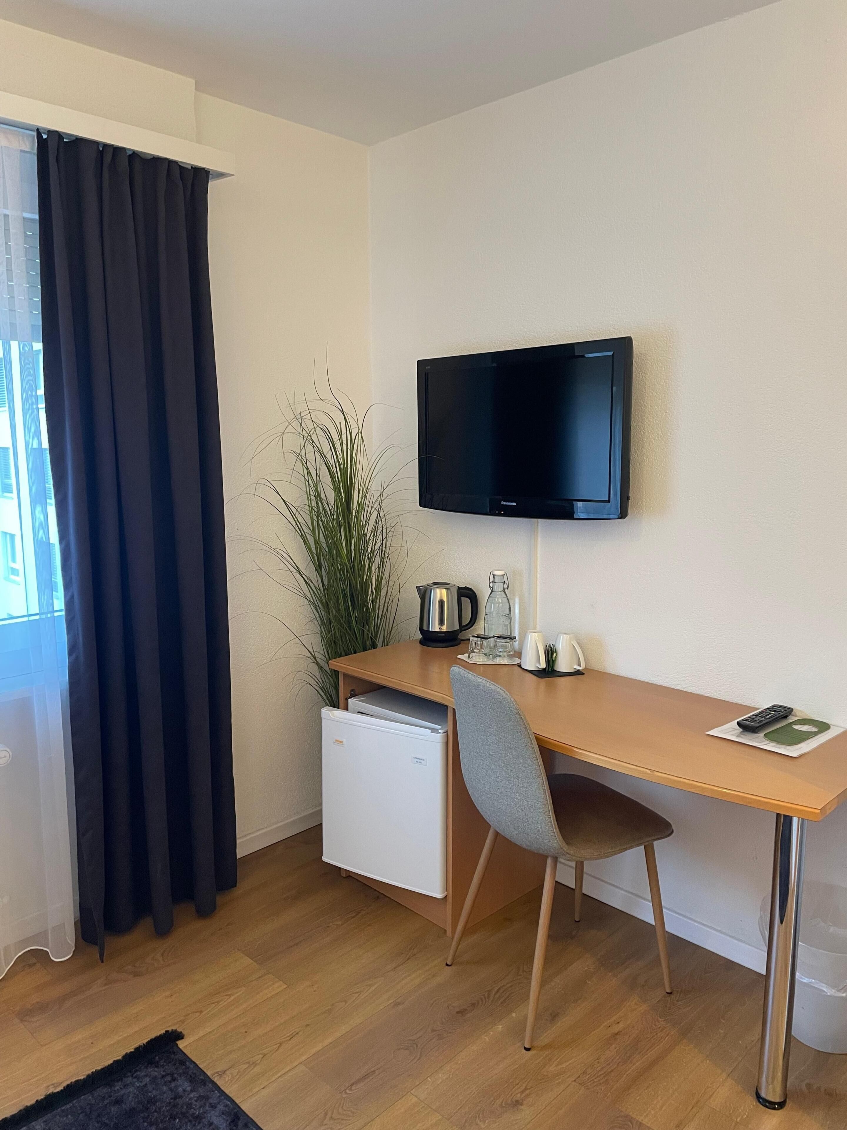 Una scrivania, Wi-Fi gratuito, lenzuola