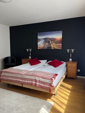 Family Room | Desk, free WiFi, bed sheets