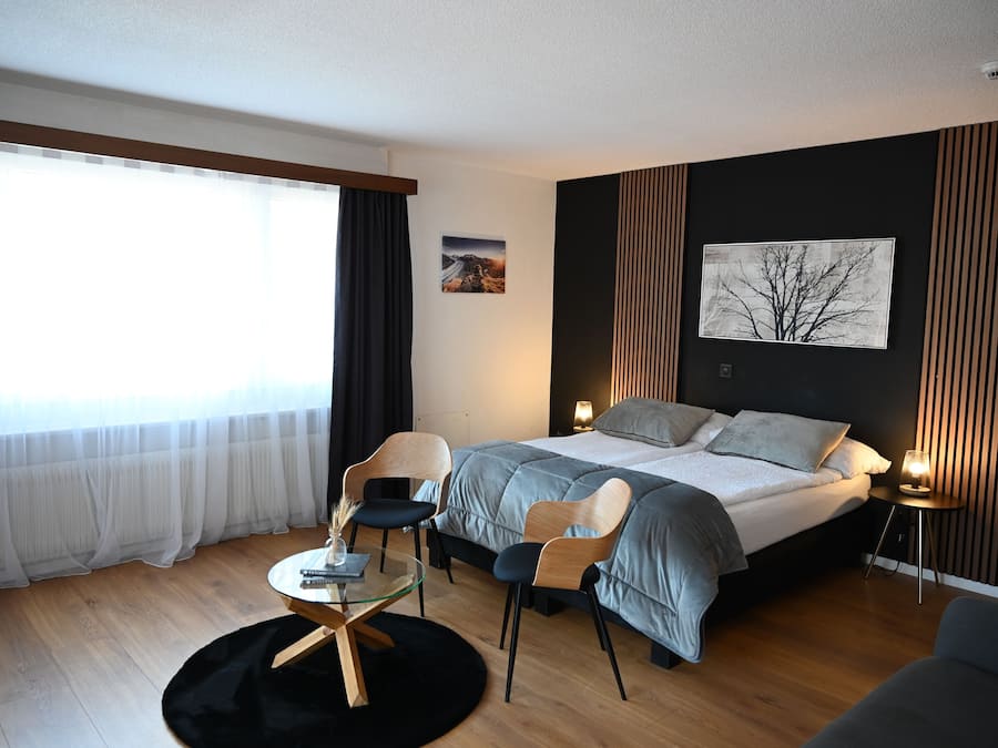 Quarto casal luxo, sacada | Escrivaninha, Wi-Fi de cortesia, roupa de cama
