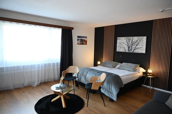 Habitación Deluxe doble, balcón | Escritorio, wifi gratis, ropa de cama
