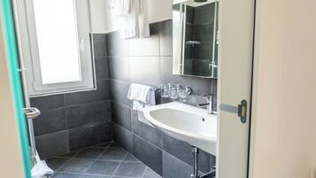 Triple Room | Bathroom