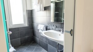 Triple Room | Bathroom | Hair dryer, towels - Hotel Europe Garni (Brig)