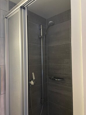 Single Room | Bathroom | Hair dryer, towels - Hotel Europe Garni (Brig)