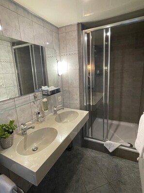 Escritorio, wifi gratis, ropa de cama