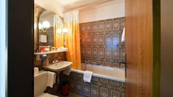 Ein Badezimmer mit Toilette, Waschbecken und Badewanne.