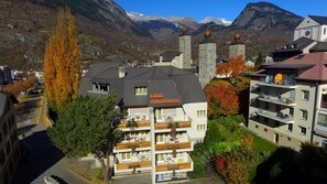 Experience the Carnis Schloss Hotel's stunning mountain views from its spacious balconies and outdoor seating areas.