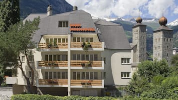 Vista frontal de la propiedad