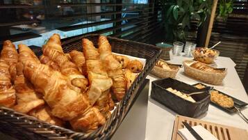Daily buffet breakfast (CHF 16 per person)