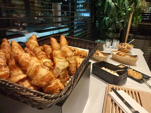 Petit-déjeuner buffet (12 CHF par personne)