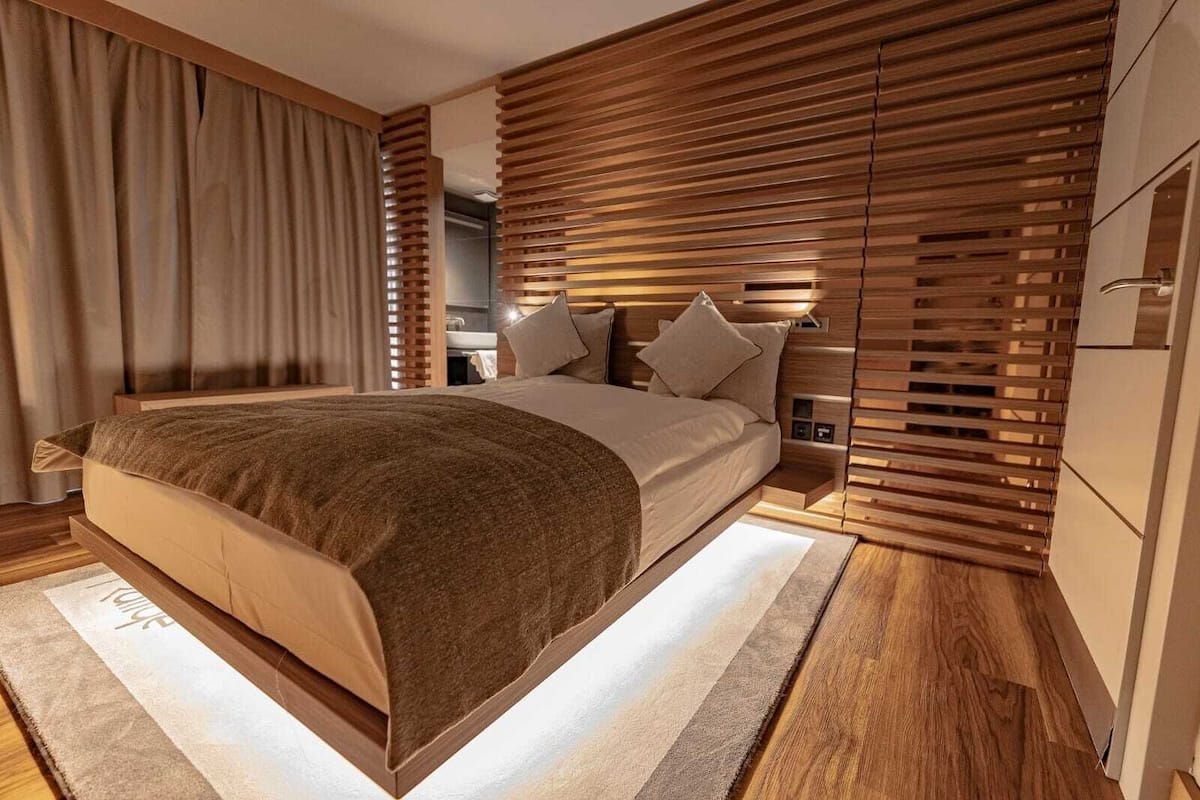 comfort room, 1 queen bed | hypo-allergenic bedding, in-room safe, individually decorated