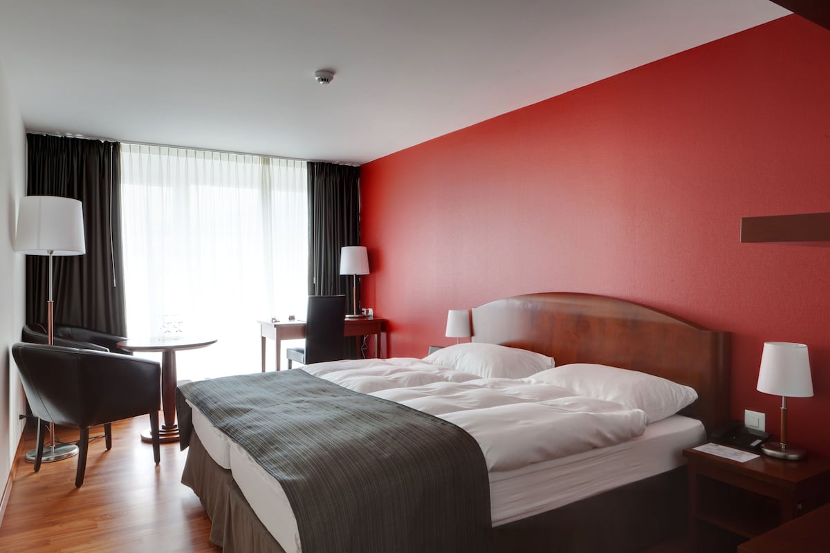 Executive Room | Hypo-allergenic bedding, in-room safe, individually decorated