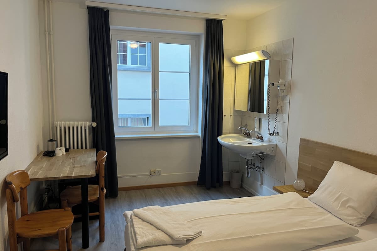 Habitación doble, baño compartido | Ropa de cama hipoalergénica y caja de seguridad en la habitación