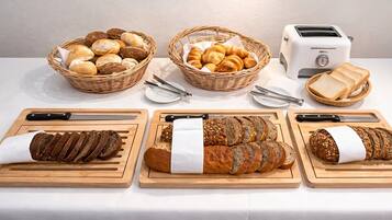 Tägliches Frühstücksbuffet (15.00 CHF pro Person)