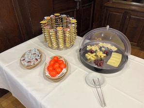 Daily buffet breakfast (CHF 15.00 per person) - Hotel Drei Könige (Chur)