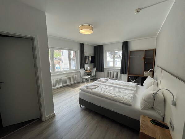 Hypo-allergenic bedding, in-room safe, individually decorated, desk - Hotel Drei Könige (Chur)