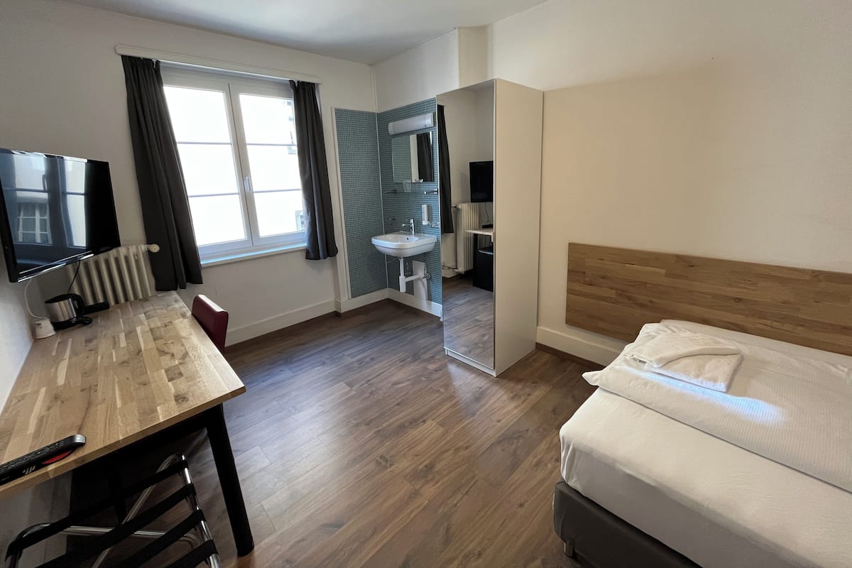 Habitación individual, baño compartido | Ropa de cama hipoalergénica y caja de seguridad en la habitación