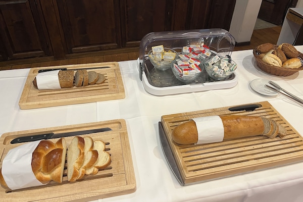 Bữa sáng buffet hàng ngày (15.00 CHF/mỗi người)