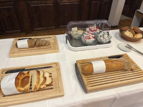 Daily buffet breakfast (CHF 15.00 per person)